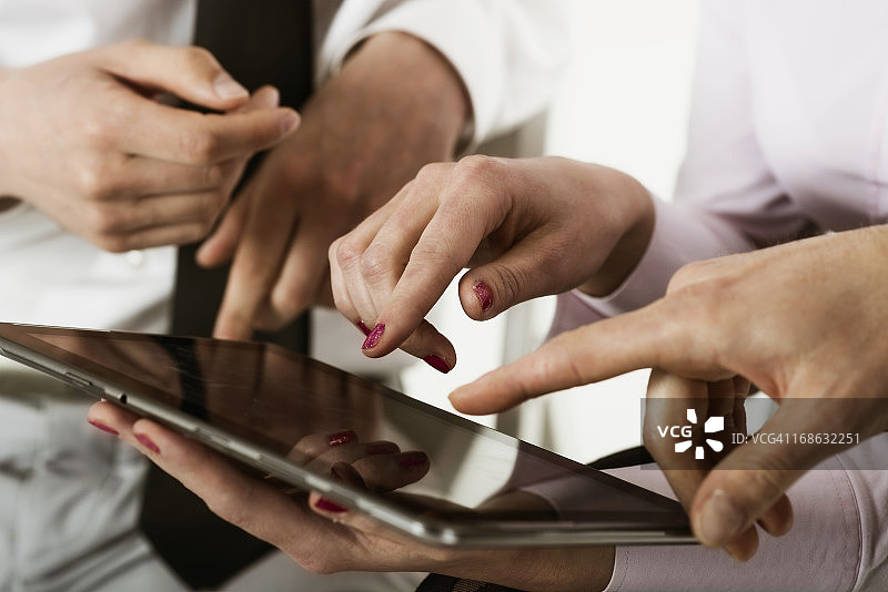 手指着数位板图片素材