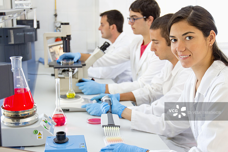 制药实验室的研究团队图片素材