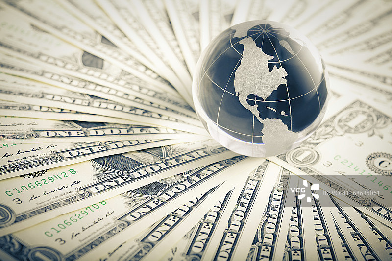 玻璃地球仪和钱币图片素材