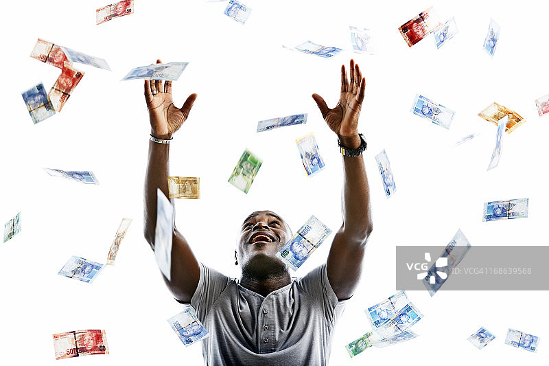 欣喜的男人接住飘落的钞票图片素材
