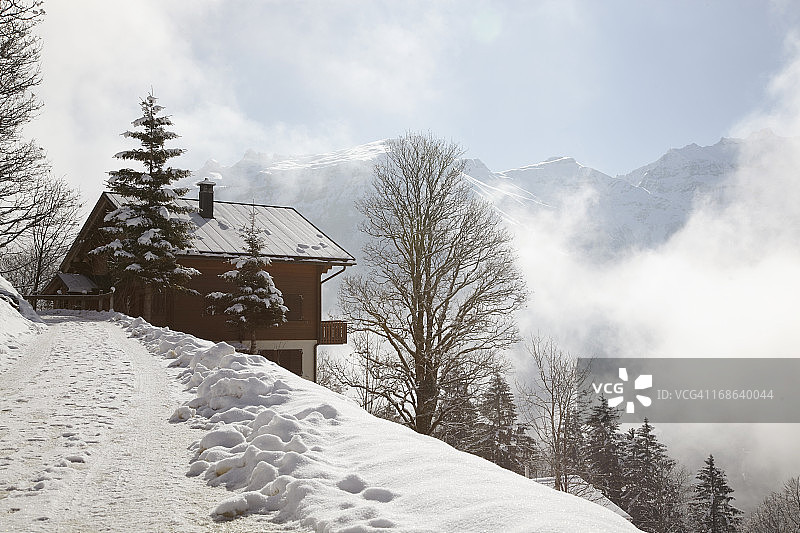 雪中的小屋图片素材