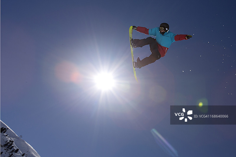 滑雪板爱好者正在跳跃图片素材