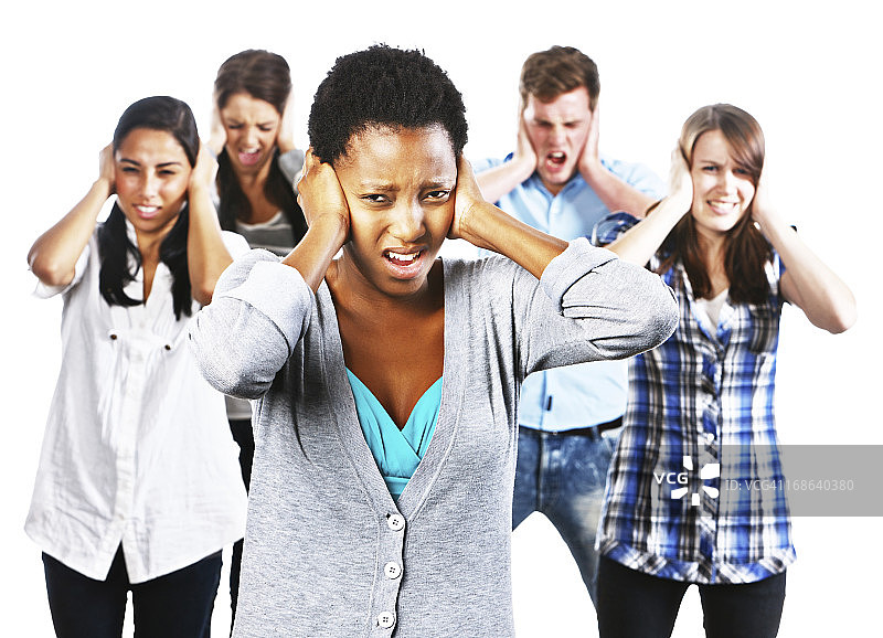 五个年轻人听到某些事情时做出痛苦的表情图片素材