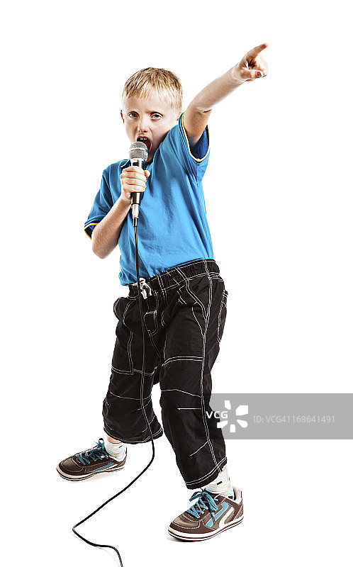 9岁儿童模仿流行偶像唱歌图片素材