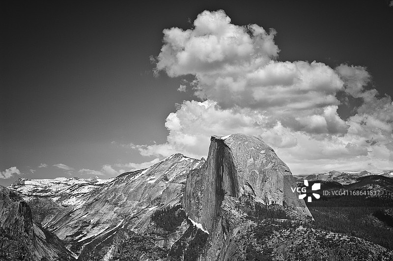 优胜美地的半圆顶和雪山图片素材