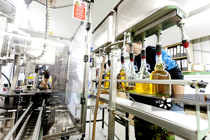 苹果酒装瓶机操作图片素材