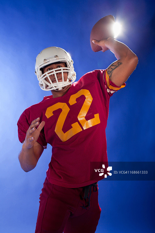 手持足球的足球运动员图片素材