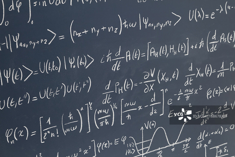 写满方程式的黑板图片素材