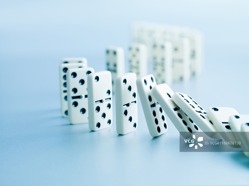 成排倒下的多米诺骨牌图片素材