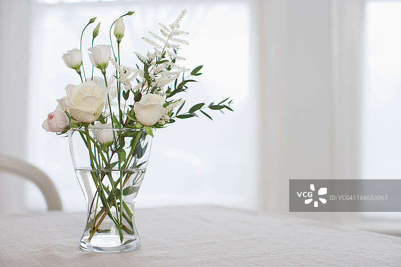 桌子上花瓶里的花朵图片素材