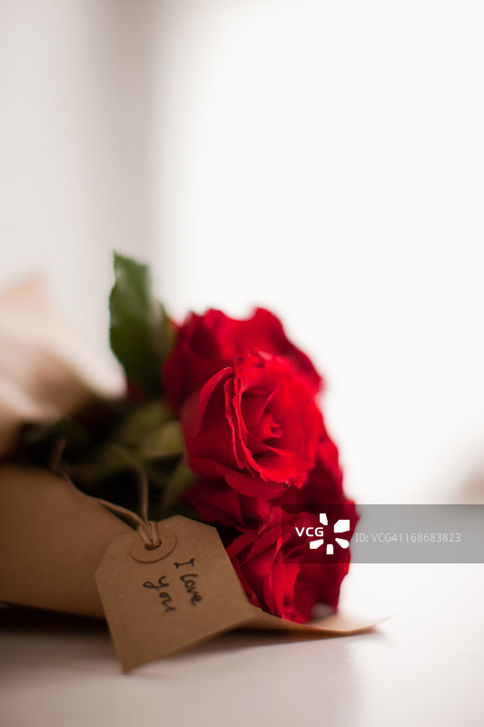 带礼品标签的红色玫瑰特写图片素材