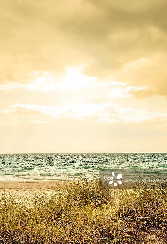 暴风雨海滩 - 复古金色图片素材