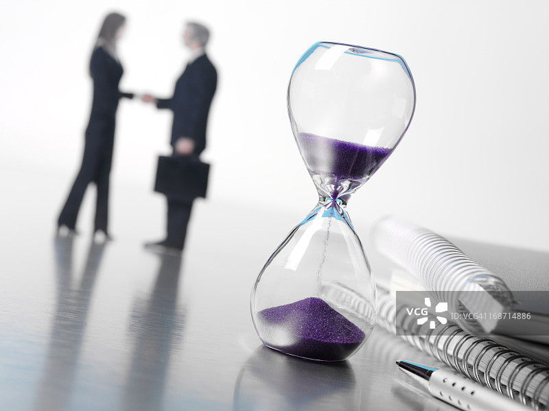 办公室里的文具和沙漏图片素材