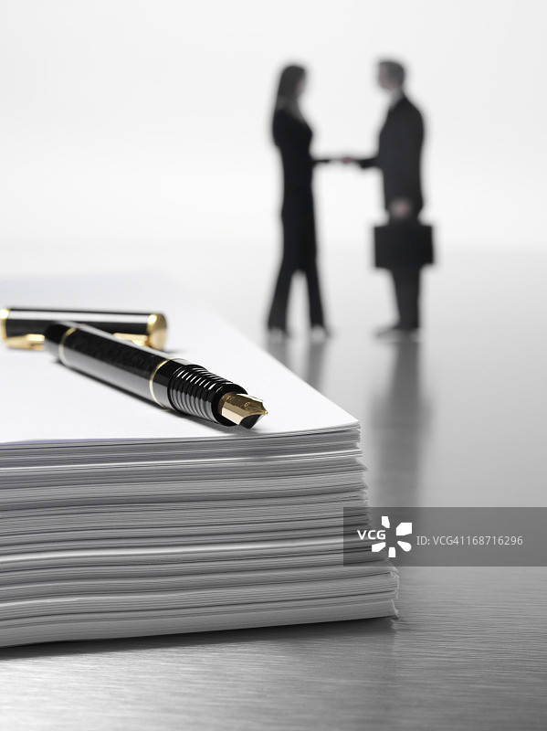 商务人士与钢笔图片素材