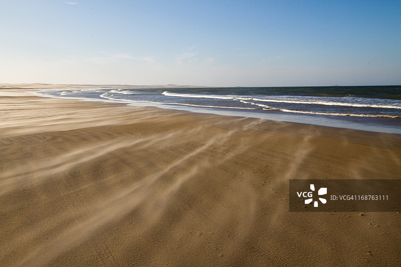 吹向大海的沙子图片素材