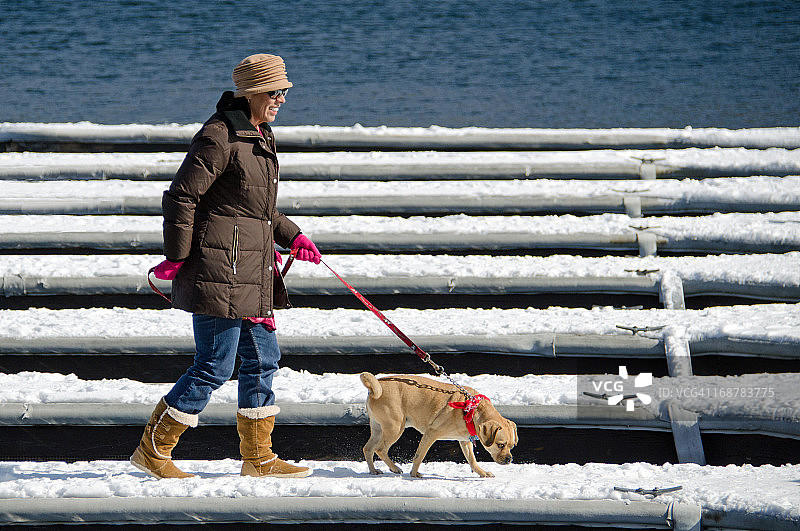 女人遛狗图片素材