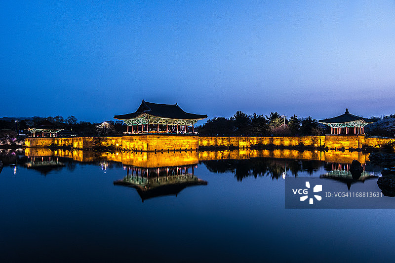 雁鸭池人工池塘夜景图片素材