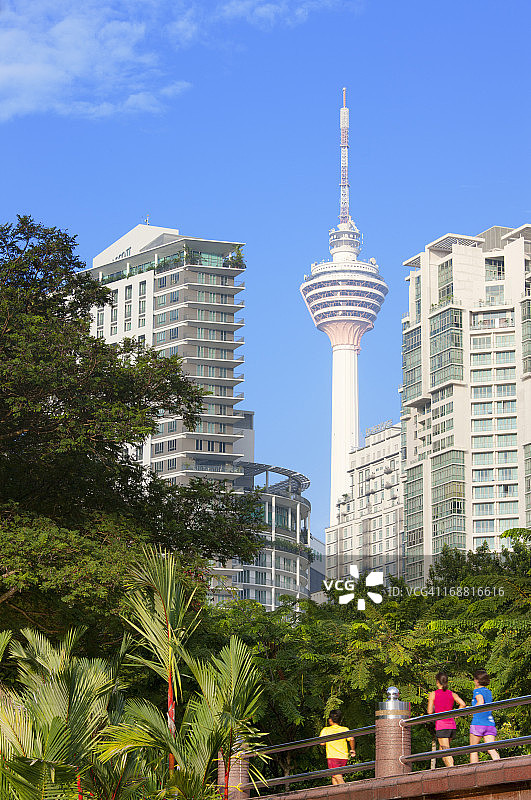 慢跑者在吉隆坡中央公园和吉隆坡塔图片素材