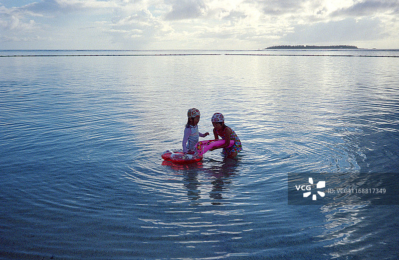 姐妹在海边玩耍图片素材