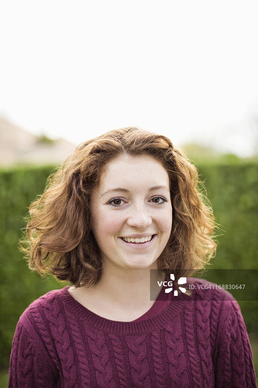 穿着毛衣的快乐年轻女孩肖像图片素材