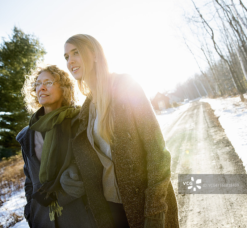 冬日里，母女在农场户外图片素材