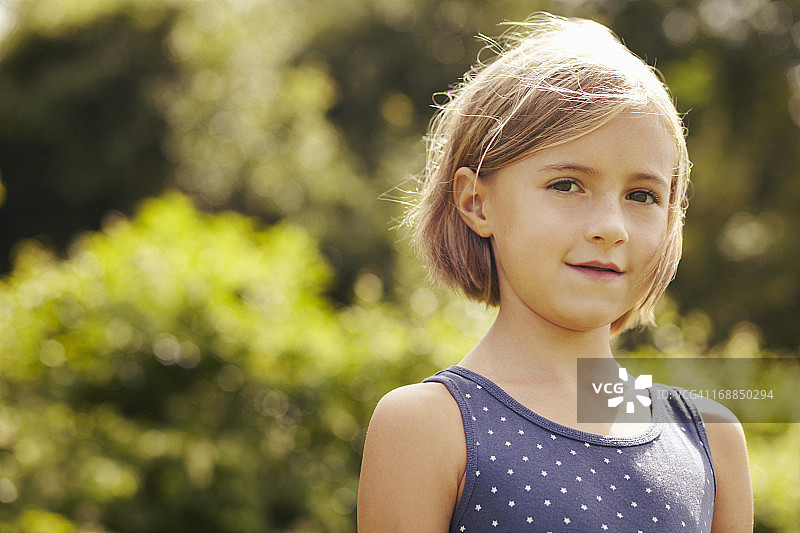 户外微笑的女孩图片素材