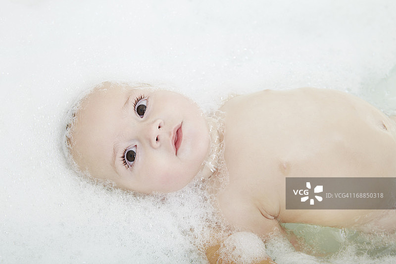 在泡泡浴中的女婴图片素材