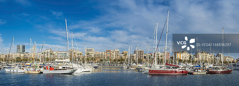 停靠在西班牙巴塞罗那地中海港口码头的游艇图片素材