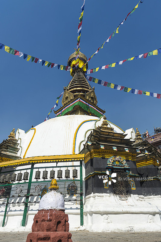 加德满都泰美尔的佛教佛塔和彩色祈祷旗图片素材