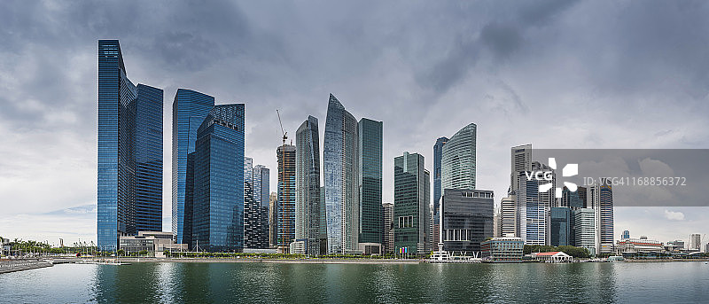 新加坡滨海湾，市中心摩天大楼倒影图片素材