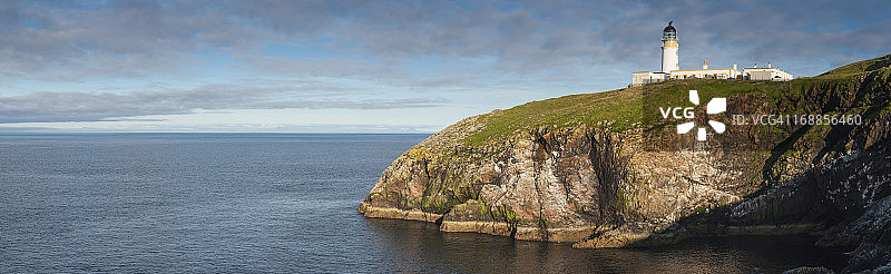 俯瞰蓝色海洋全景的悬崖上的灯塔图片素材