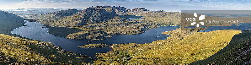 苏格兰高地：夏日群岛的田园山湖风光图片素材