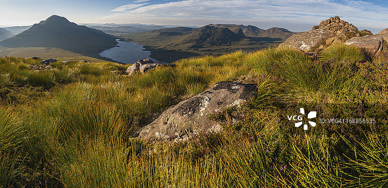 苏格兰荒野中田园诗般的山间黎明图片素材
