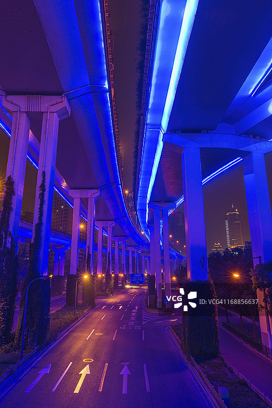 霓虹夜未来高速公路上的中国上海图片素材