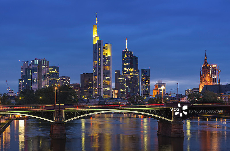 德国法兰克福银行摩天大楼夜景图片素材
