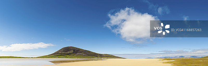 苏格兰西部群岛的岛屿海滩白色云彩夏季全景图片素材