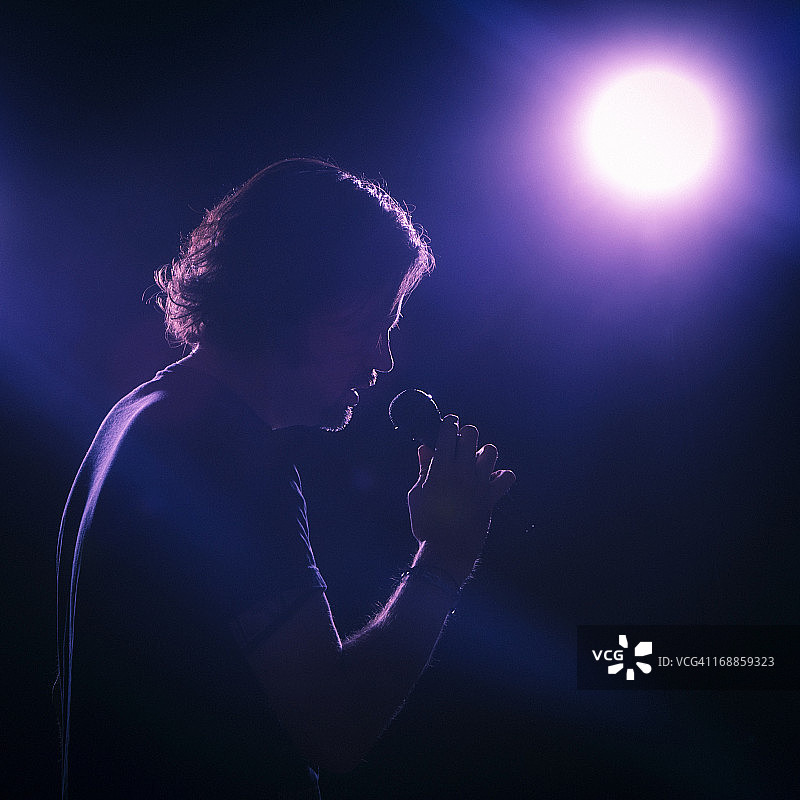 舞台上的歌手图片素材