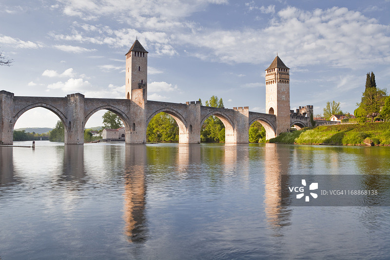 瓦朗特雷桥和洛特河图片素材