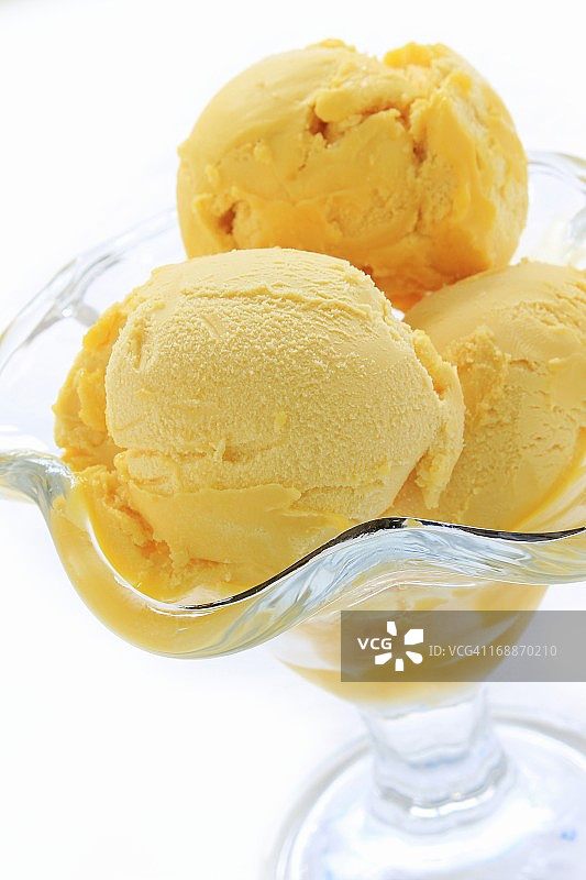 白色背景上的玻璃碗桃子冰糕图片素材