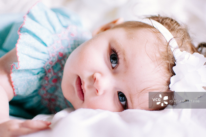 躺下的蓝眼睛女婴图片素材