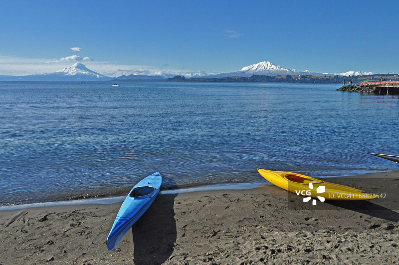 在Llanquihue湖上划皮划艇图片素材