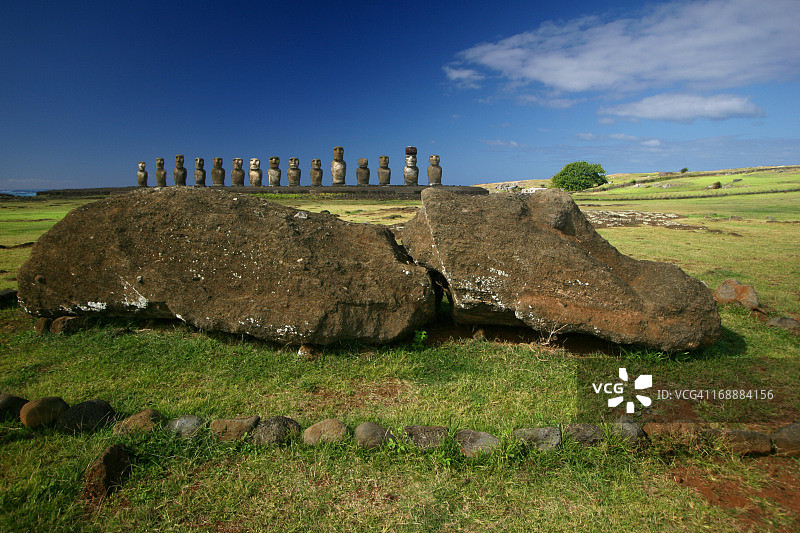 复活节岛阿胡·汤加里基的15尊摩艾石像图片素材