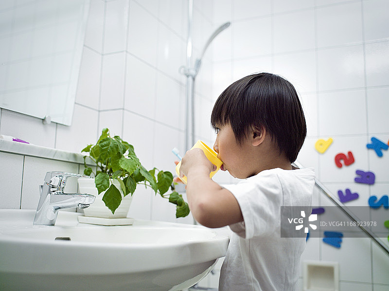 男孩在浴室漱口图片素材