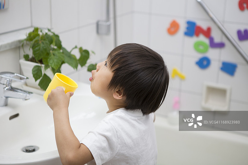 男孩在浴室漱口图片素材