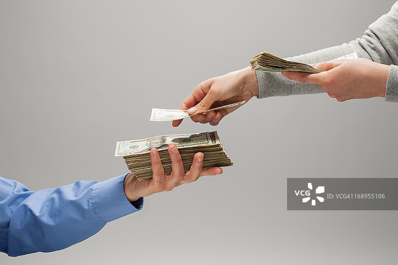 女人递给男人钱图片素材