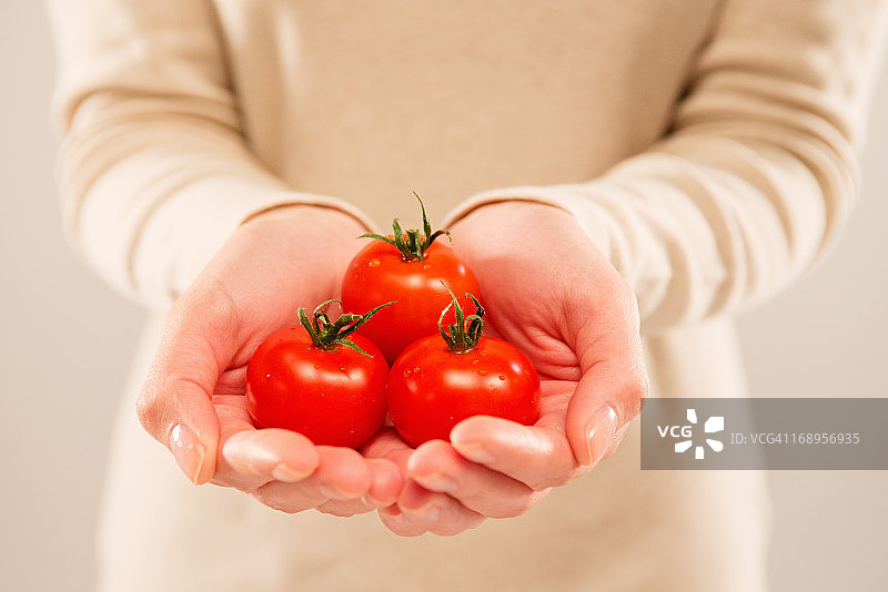 拿着西红柿的女人图片素材