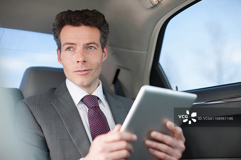 政治家坐在汽车后座上。图片素材