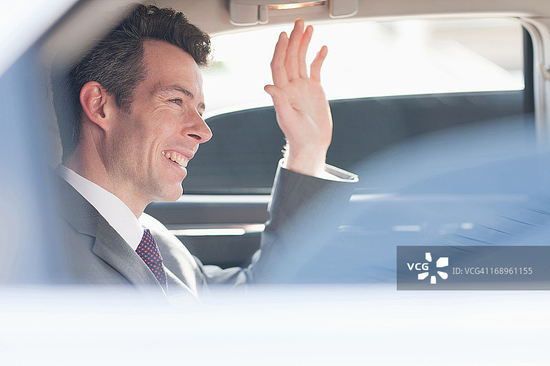政治人物在汽车后座挥手图片素材