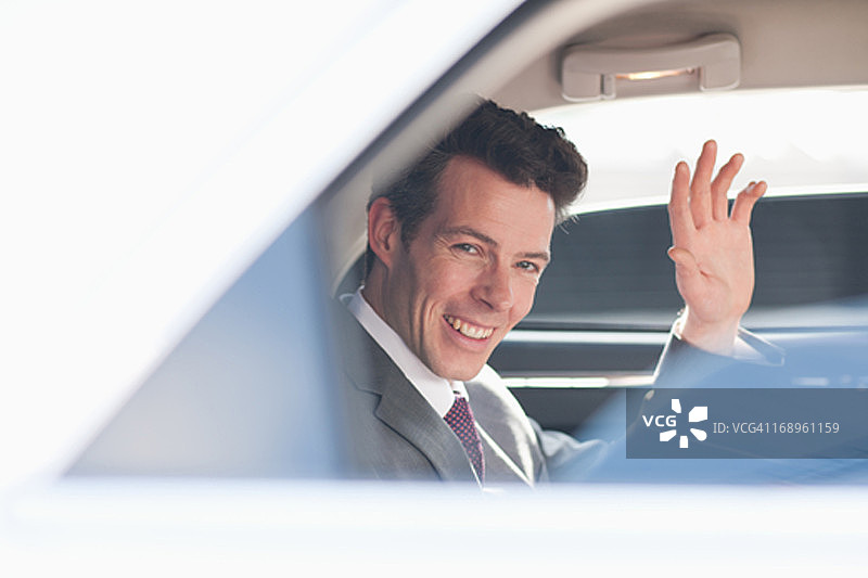 政治人物在汽车后座挥手图片素材