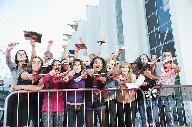 粉丝在隔离栏后索要签名图片素材